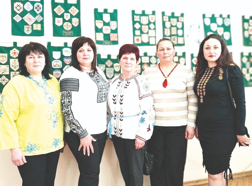 Участь у проєкті взяли майстрині, вчителі та учні Брусницької громади, вклавши у свої роботи любов, натхнення і частинку душі. 