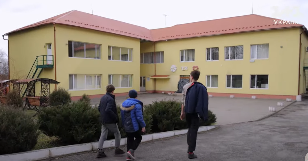 Ілюстрація з відео "Один день в дитячому будинку разом з Першою Леді. Світ навиворіт. Україна. 12 випуск"
