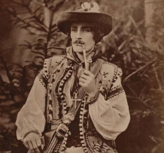 Молодий гуцул з файкою і хусточкою на шиї (~ 1880 р).