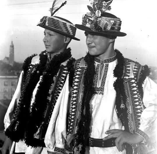 Хлопці у вибиваних пасках