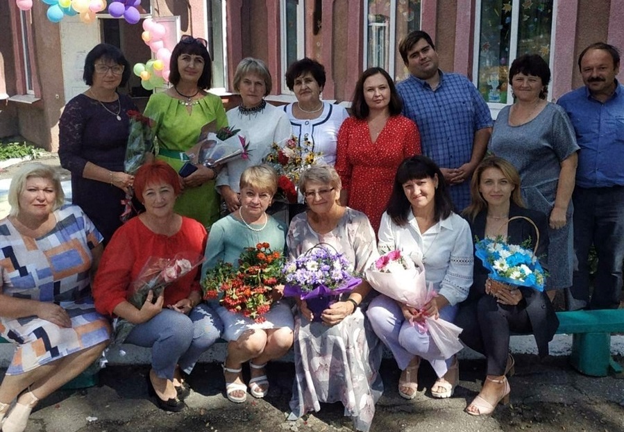Колишній колектив вчительки. Фото з архіву героїні.

