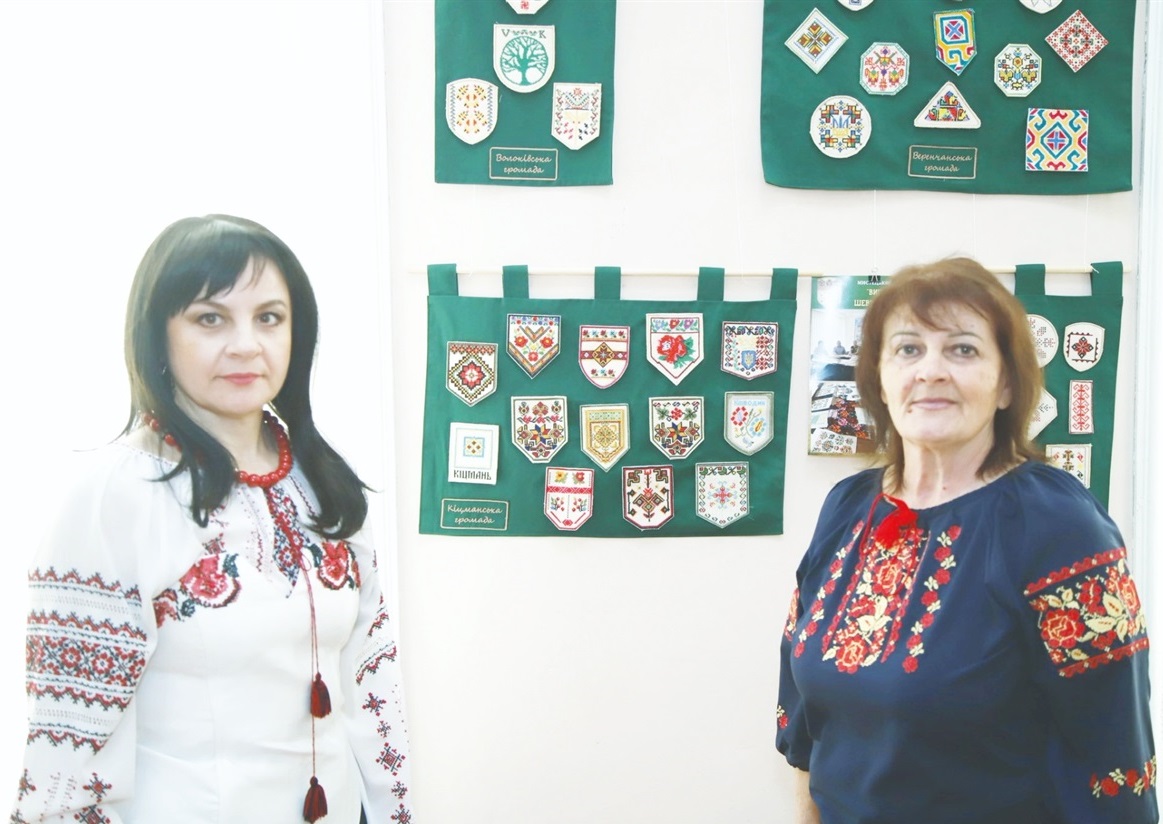 До цієї важливої ініціативи долучилася і Кіцманська територіальна громада. На виставці представлено 13 шевронів, над якими працювала команда людей: майстрині-вишивальниці, працівники галузі культури, старости старостинських округів, викладачі Кіцманської художньої школи.