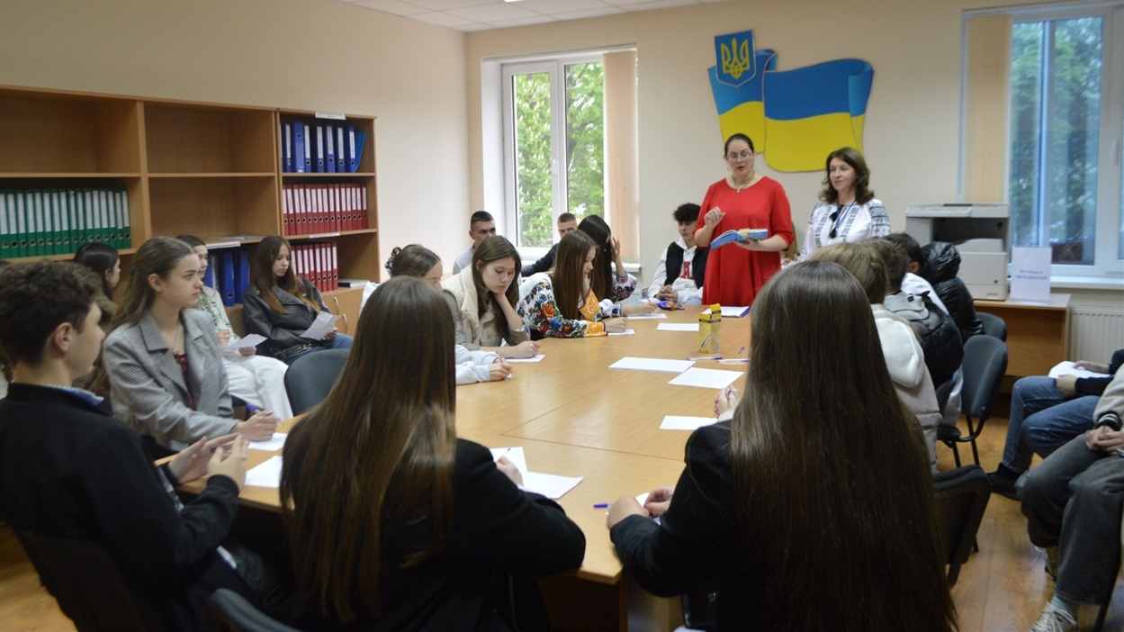 Студенти проходять тест з профорієнтації.