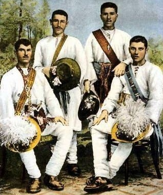 Молоді чоловіки з ґерданами і прикрашеними капелюхами