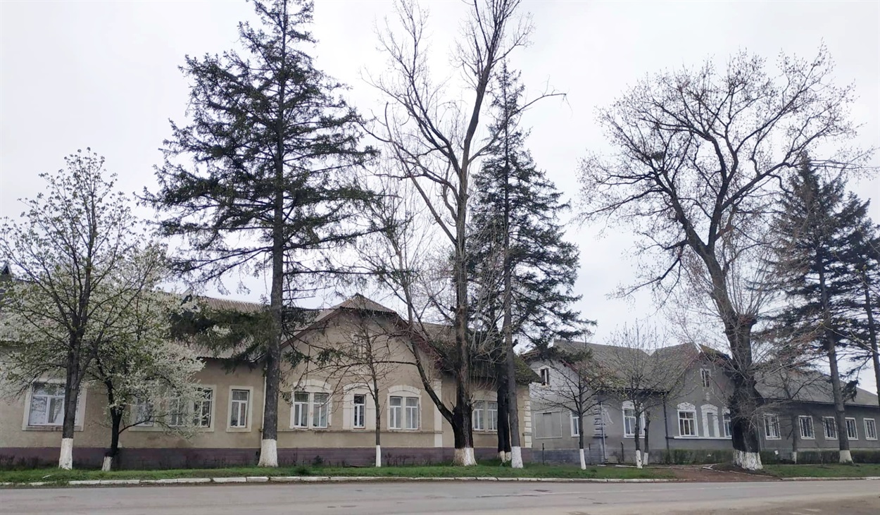 Чутки про те, що тут колись були стайні для худоби, неправдиві. Тут розміщувалась канцелярія, навчальні класи і бібліотека