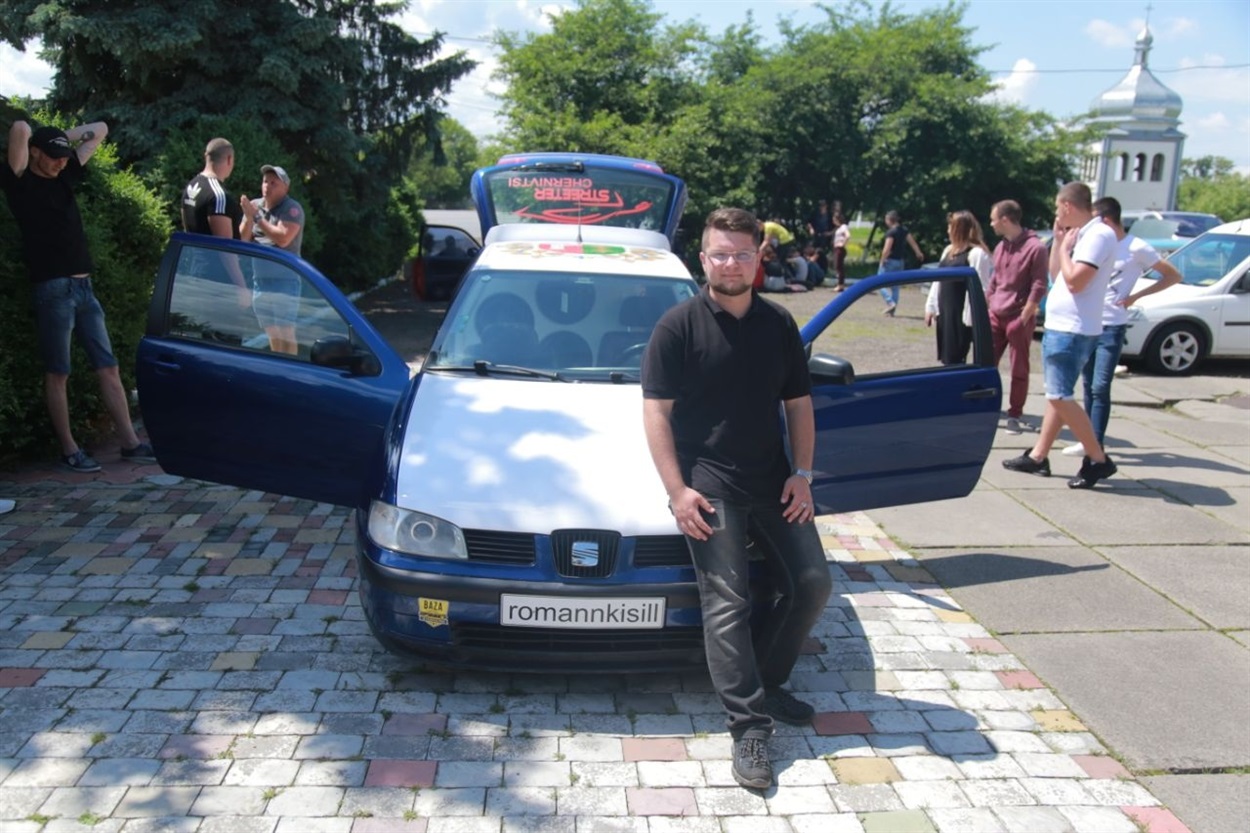 Роман Кісіль біля своєї "Синьої ракети"