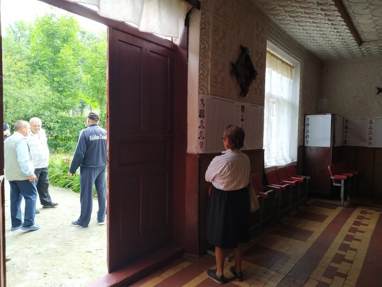 О 8:00 виборча дільниця відкрилася і в Лашківці