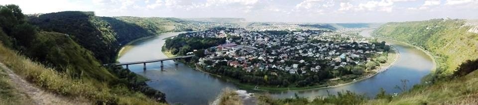 Це Україна! Заліщики Тернопільської області – єдине місто на Західній Україні з лагідним середземноморським кліматом. Проте навіть не всі місцеві знають, що місто-півострів колись було відомим європейським курортом з нудистським пляжем. Його називали  «Польською Рiв’єрою», а береги Дністра були забудовані віллами та пансіонатами. 
