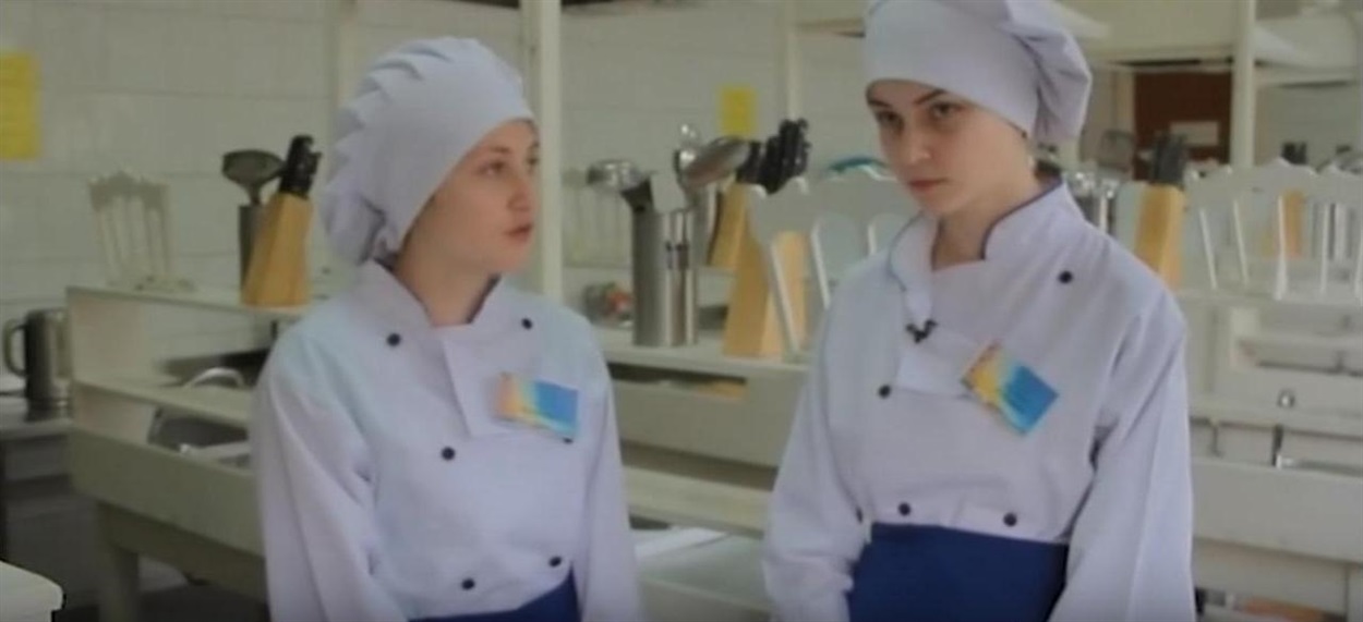 Юліана Юрченко (праворуч) ділиться рецептом начинки, який їхній сім’ї передала прабабуся дівчини.