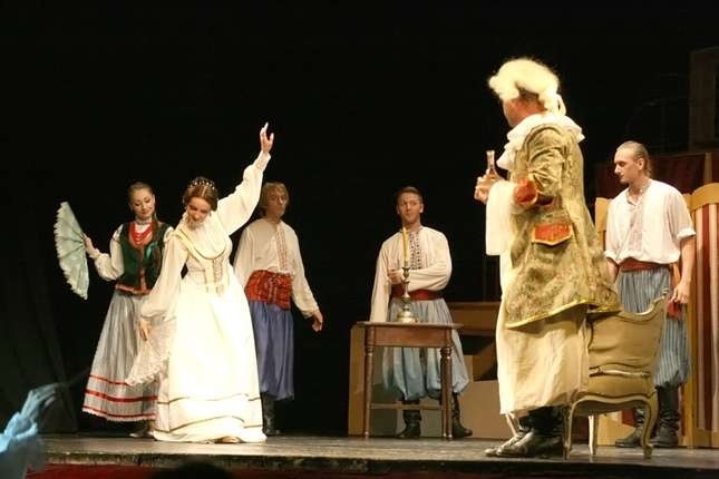 Фото з прем’єри вистави "Кохання у стилі бароко" в 2013 році. Тоді нею завершили 82-й театральний сезон у Чернівцях.