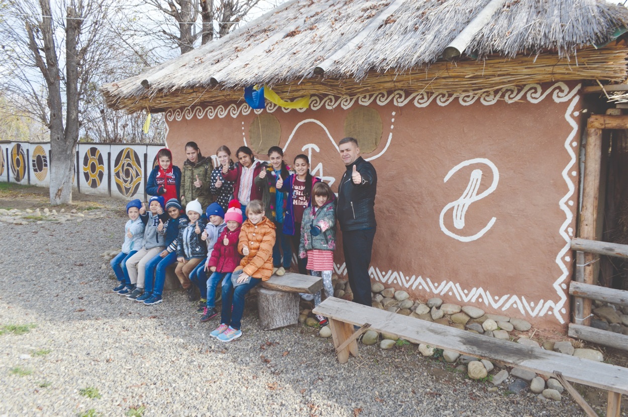 Біля трипільської глиняної хати