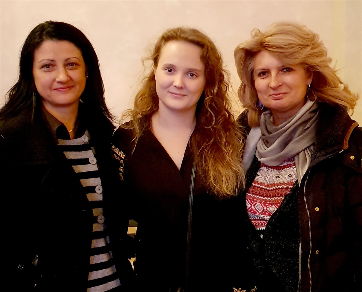 Валентина Ковач (праворуч) та режисерка фільму Анастасія Євченко (в центрі).