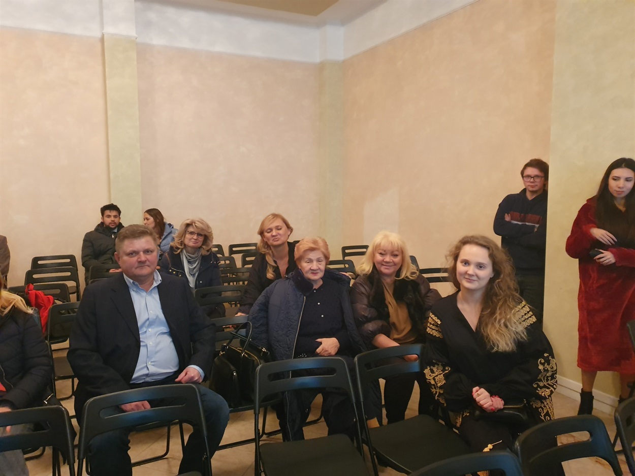 Під час спілкування з режисеркою Анастасією Євченко в Генконсульстві Українив Італії.