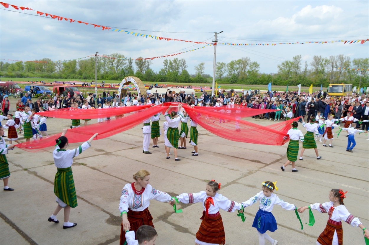 "Фестиваль родин" і тюльпанове поле у формі карти України радували глядачів у Реваківцях.
