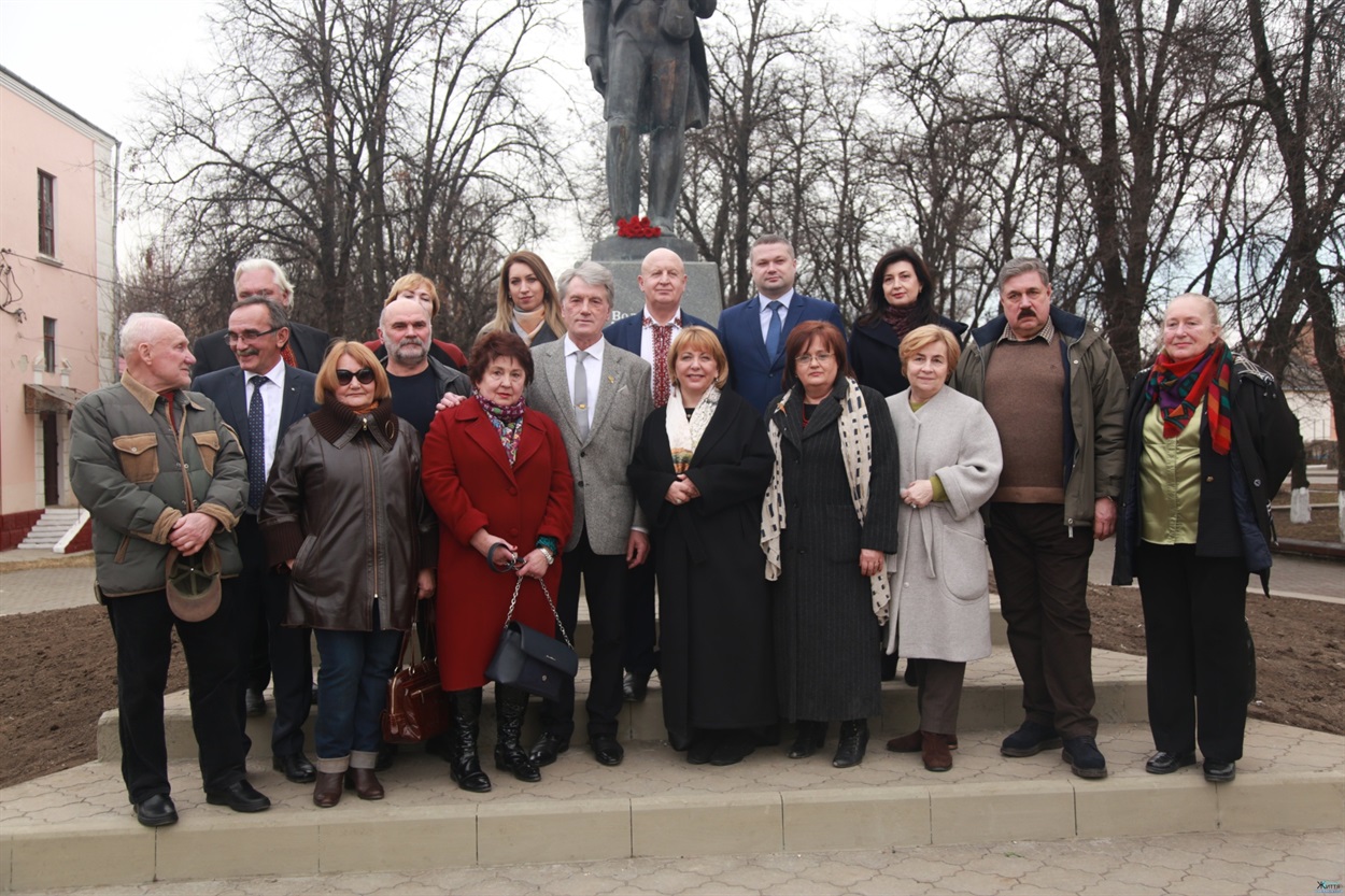 Віктор Ющенко з дружиною Катериною, сестри Володимира Івасюка із сім'ями, представники влади Кіцманшини біля підніжжя пам'ятника Маестро. 