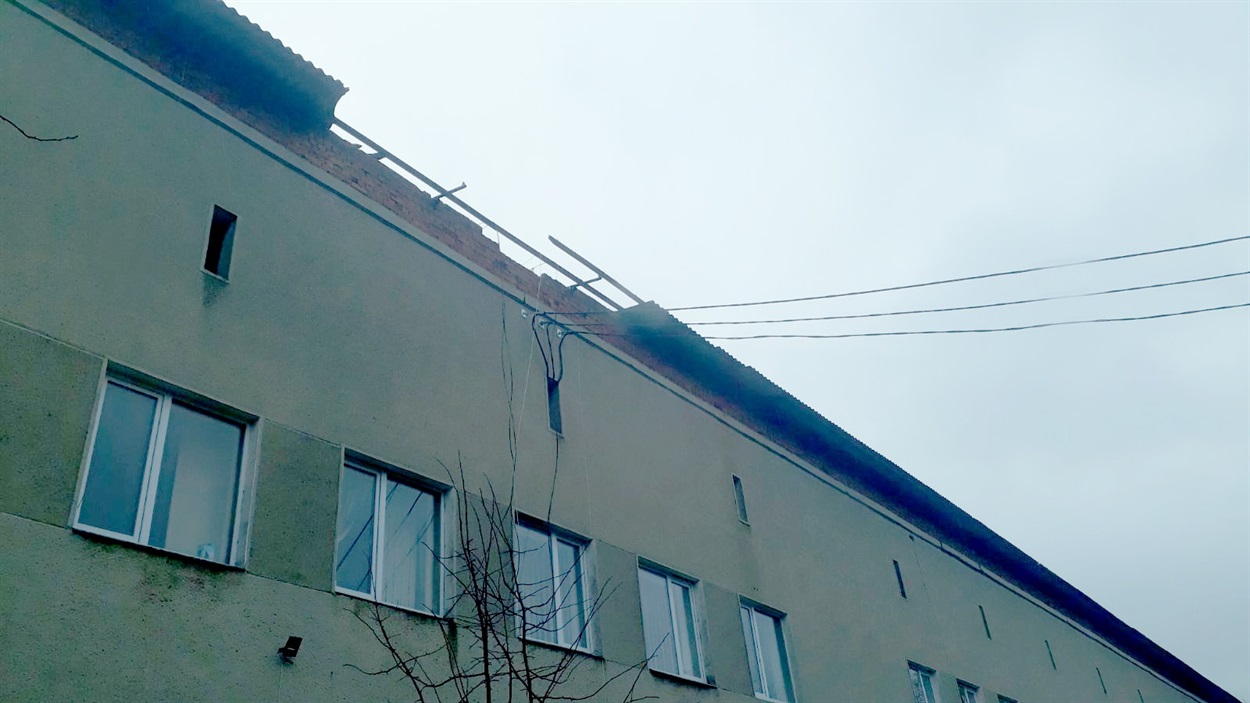 Вітер зірвав кілька листків шиферу і з приміщення Кіцманської ЦРЛ.