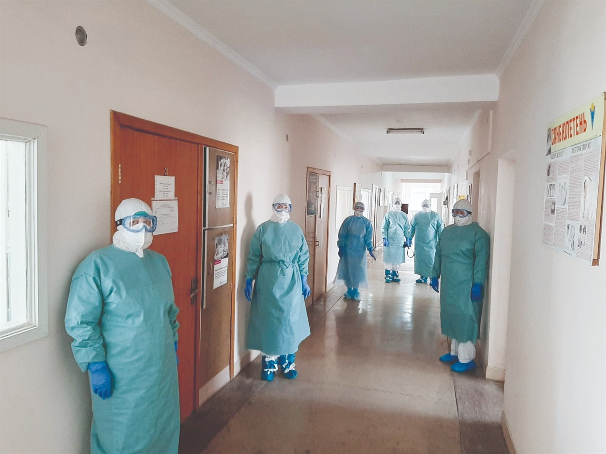 Медперсонал інфекційного відділення Кіцманської ЦРЛ працює в захисних коcтюмах. 