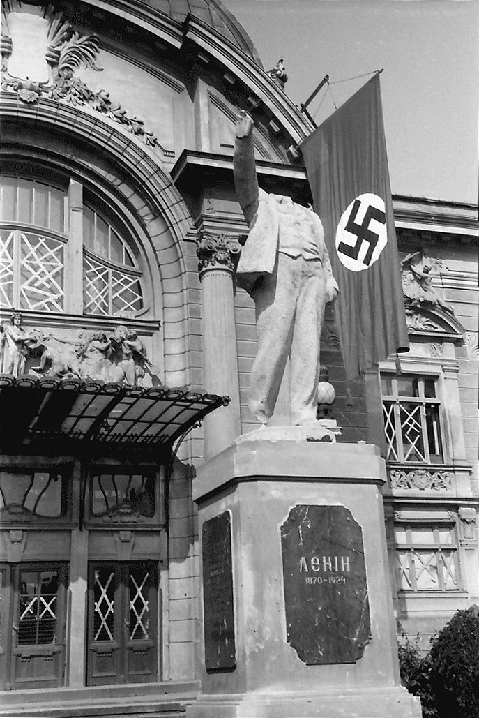 Обезголовлений пам'ятник Леніну перед драмтеатром. 1941