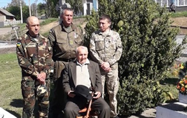 Василь Кирилович Андроник із воїнами АТО села Суховерхів у 2019 році. 