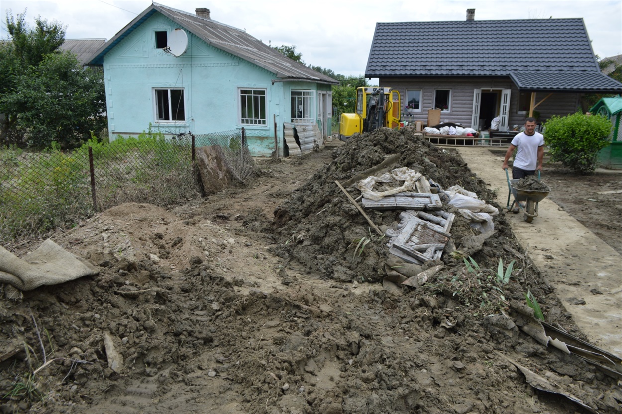 В цьому будинку вода пошкодила всі меблі та домашні речі, господиню рятували через вікно, бо двері були заблоковані намулом. 