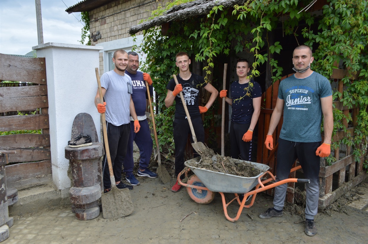 Кілька днів допомагають у Ревному і жителі Кіцманя. 