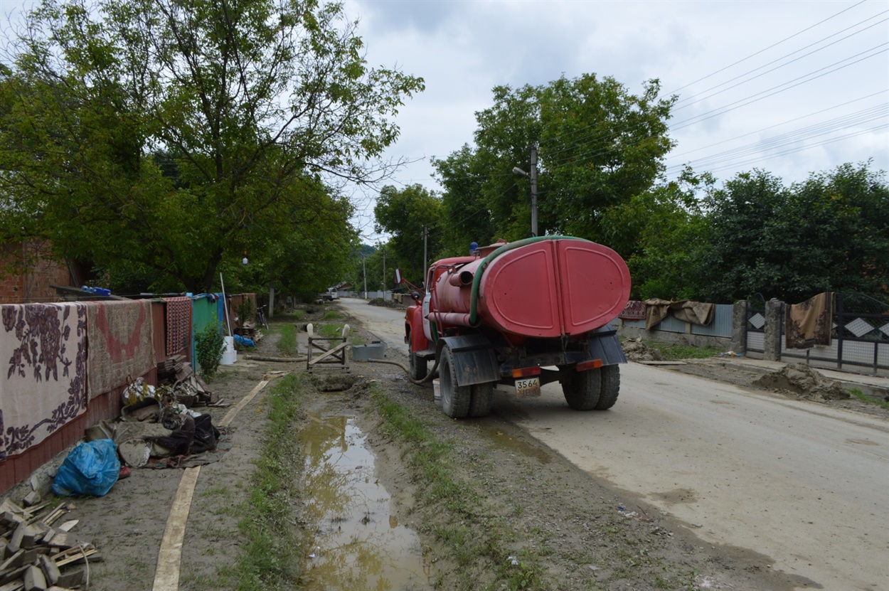 На кількох подвір’ях і будинках ще стоїть вода, яку відкачують помпами. 