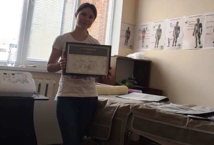 Ольга Сердюк із сертифікатом з проходження курсів по апаратному масажу.