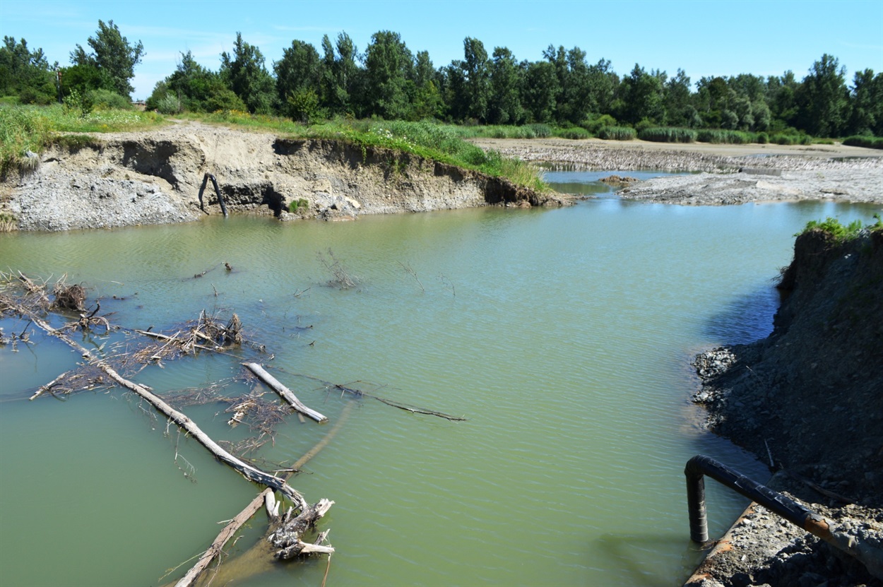Ще одна ділянка, де газову трубу пустили під воду — на зрунованій дамбі чорториських ставків. 