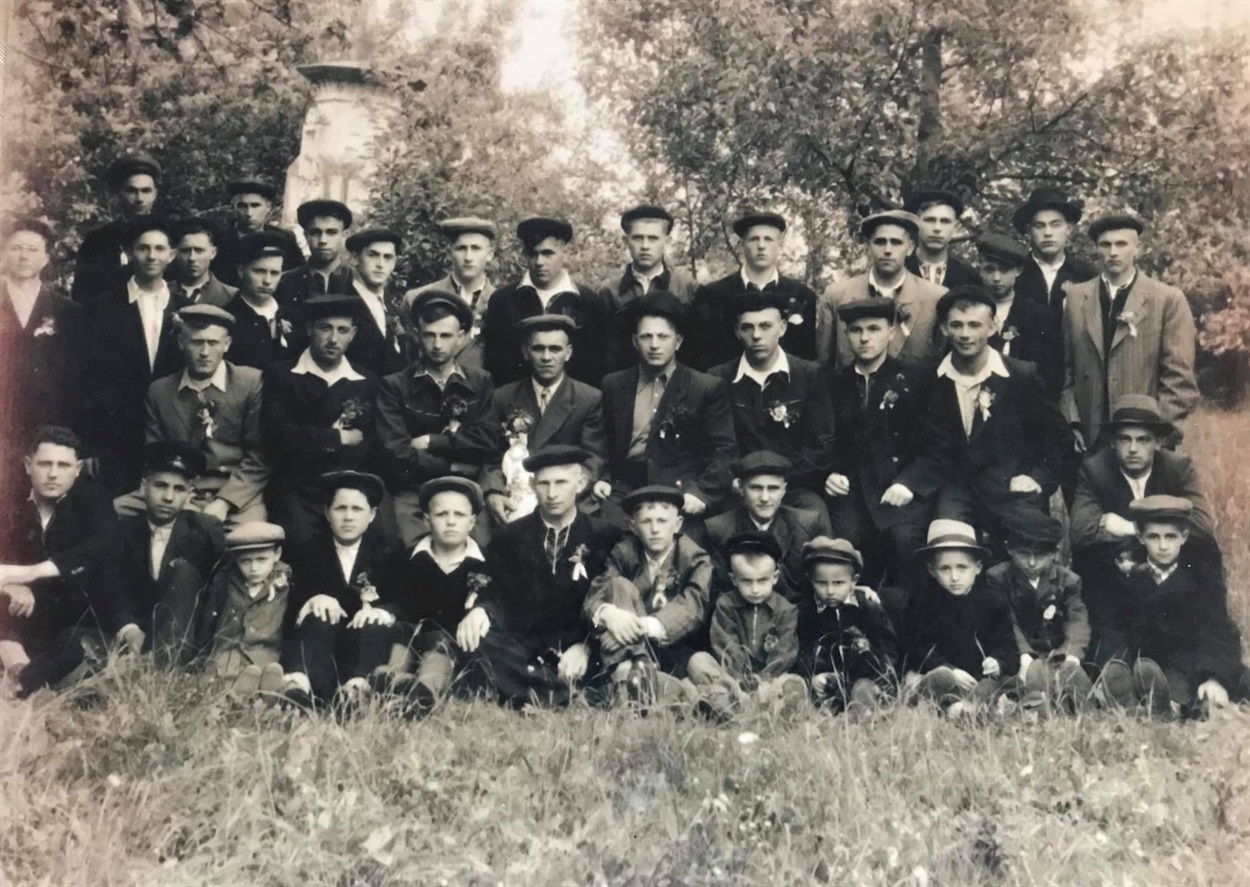 1954 рік. Фото, яке символізує відновлення дружби людей з Ошихлібів та Ізворів. Саме у той рік людям дозволили будуватись і заборони зняли, дозволили працювати у колгоспі у Ошихлібах, ходити в школу.