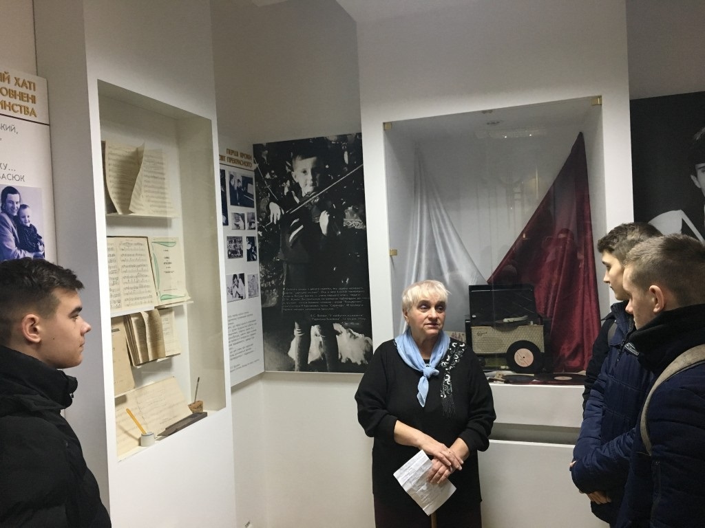 Під час проведення екскурсії у музеї Володимира Івасюка.
