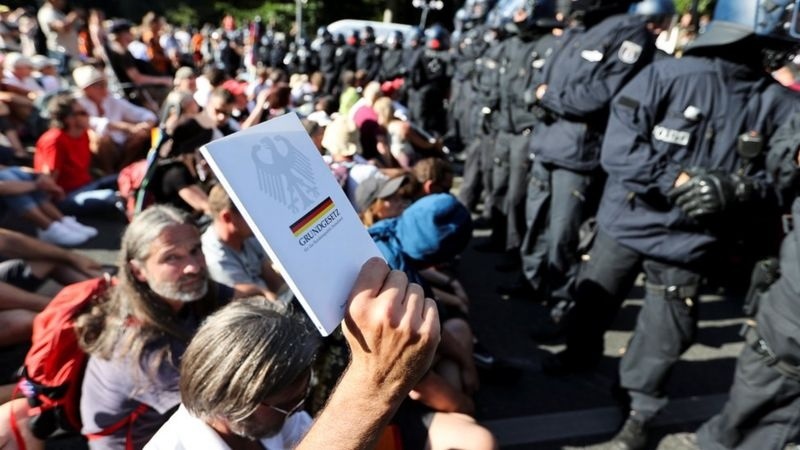 Кожен десятий німець проти санітарних обмежень. Деякі виходять на протести з конституцією в руках