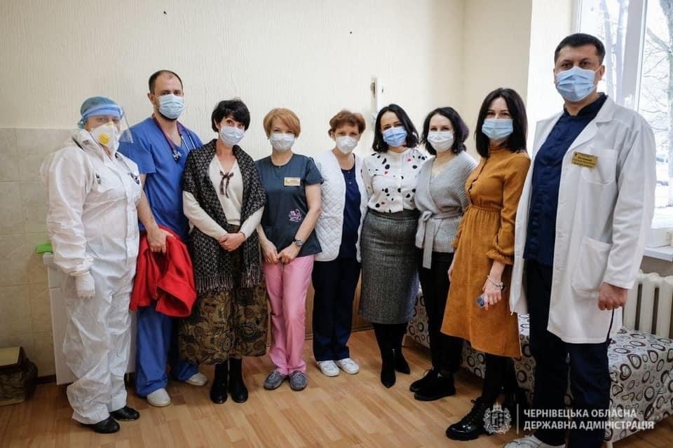 Буковинські медики, які першими отримали щеплення від коронавірусу