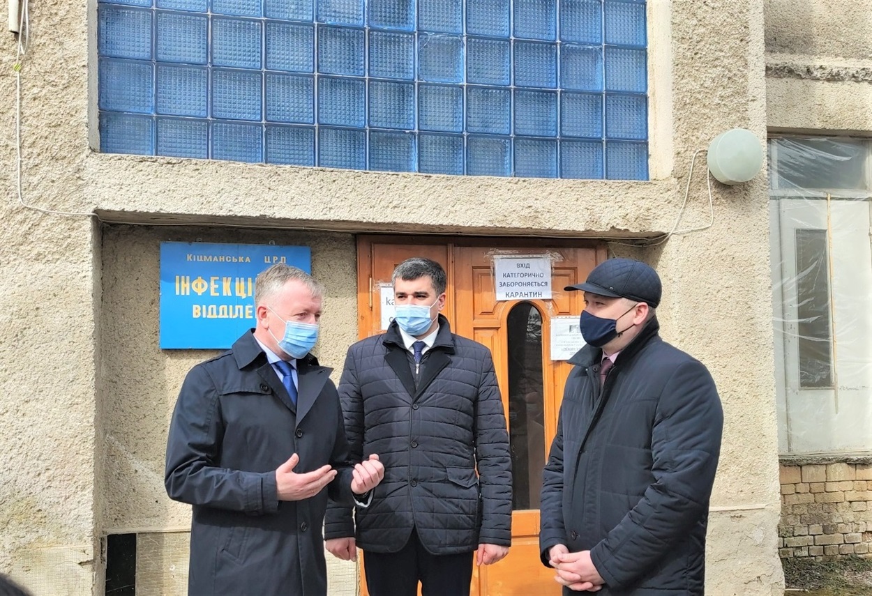 Біля входу в інфекційне відділення обговорили необхідність ремонту цього приміщення