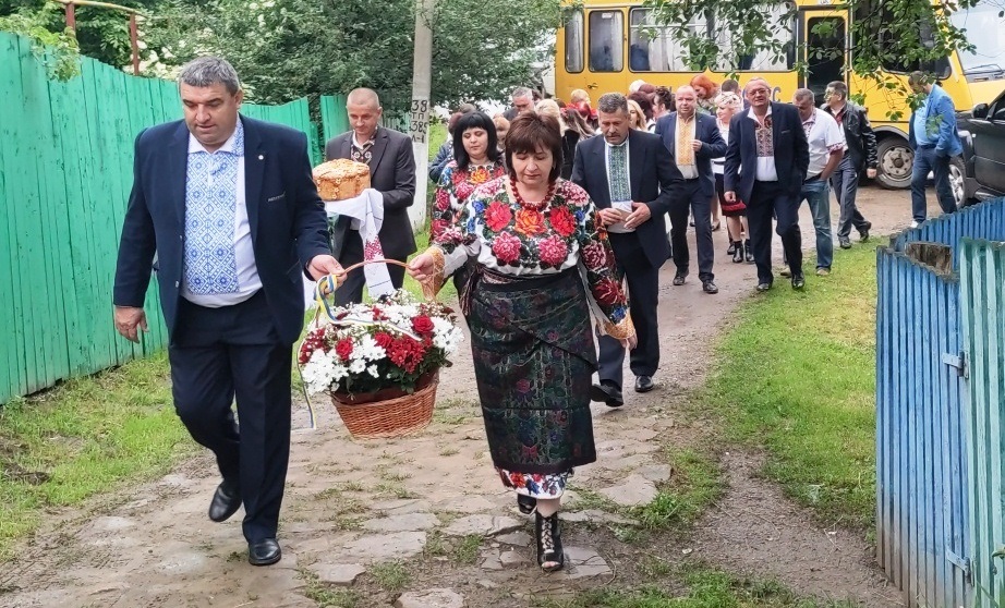 У вишиванках, з квітами прямували люди до музею-садиби