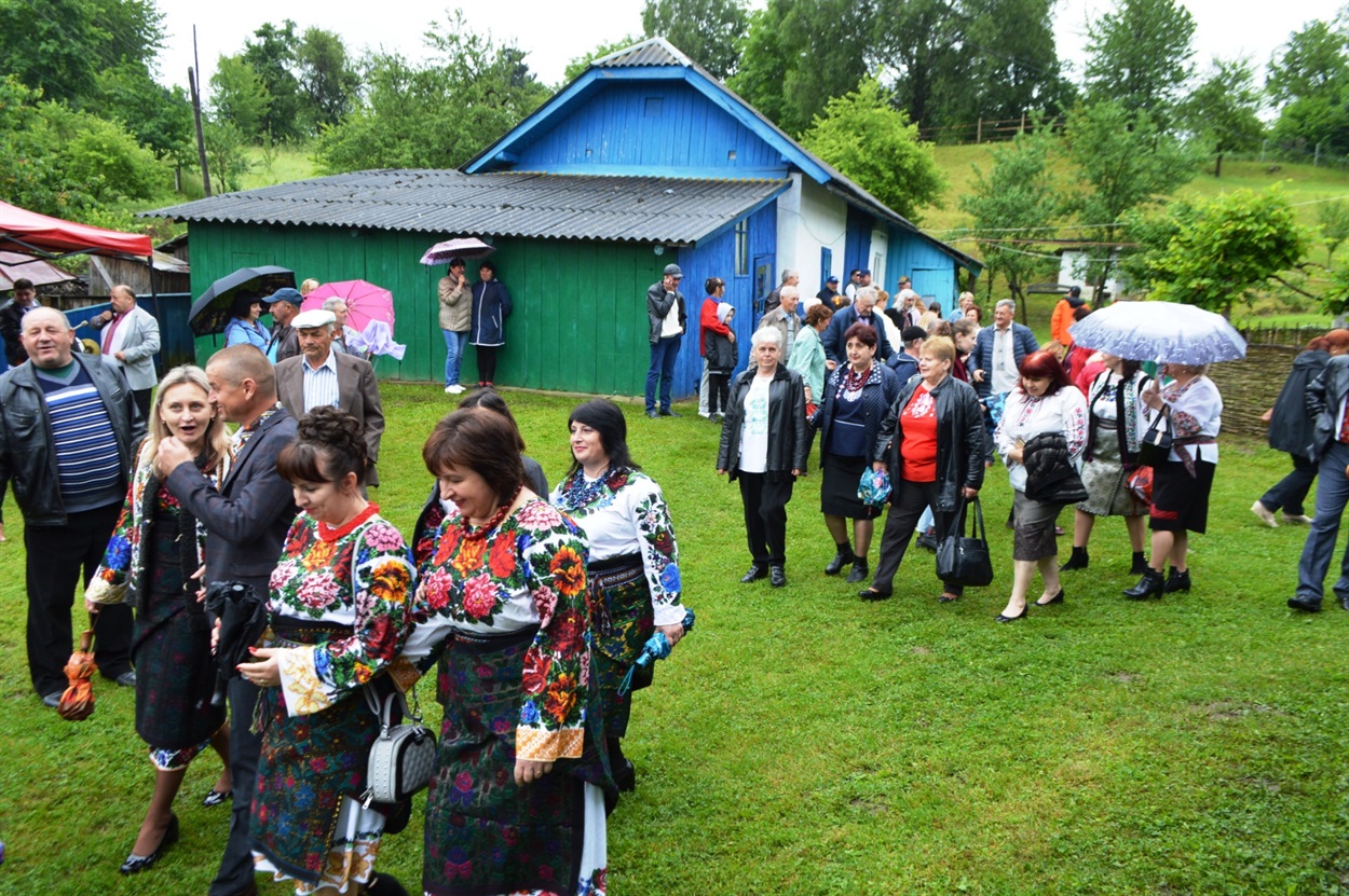 Після відвідин рідної хати Івана всіх бажаючих запросили на продовження свята в Брусницю