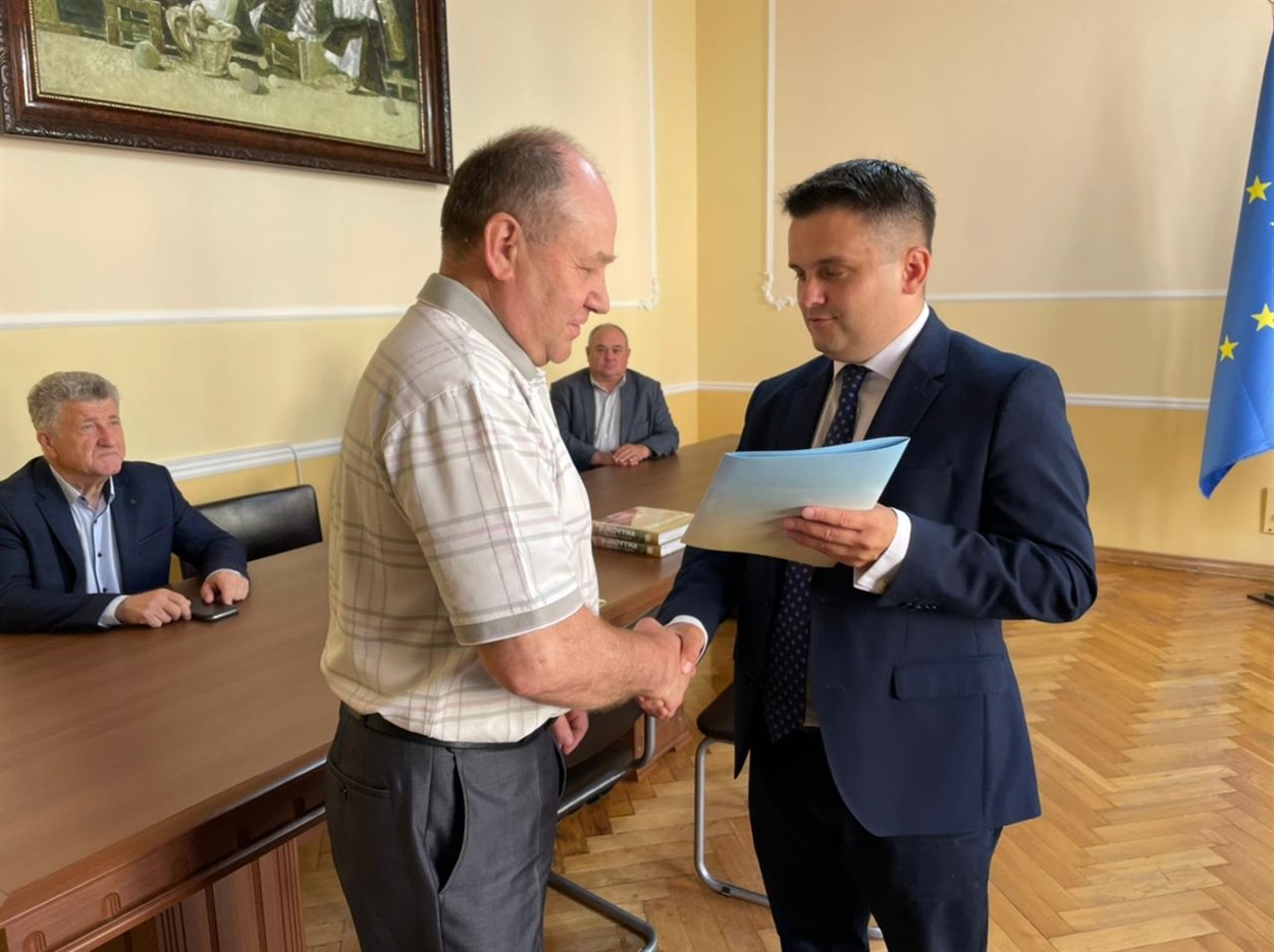 Нагородили Василя Петровича Собка — завідувача  хірургічним відділенням  Кіцманської багатопрофільної лікарні інтенсивного лікування, депутата Кіцманської районної ради чотирьох скликань.