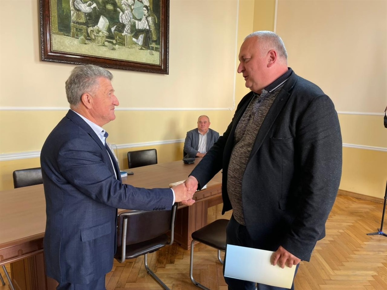 За  багаторічну сумлінну працю та активну громадянську позицію відзначено Мирослава Миколайовича Заліщука  — директора "Кіцманського некомерційного центру первинної медико-санітарної допомоги"