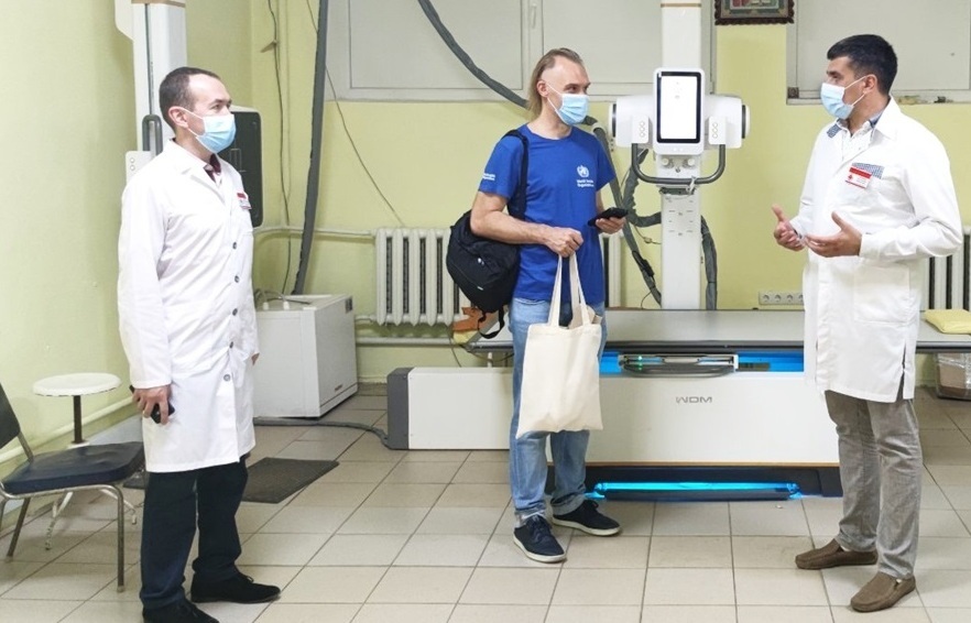 Представник ВООЗ Юрій Жигарєв біля сучасного рентген-апарату Кіцманської лікарні