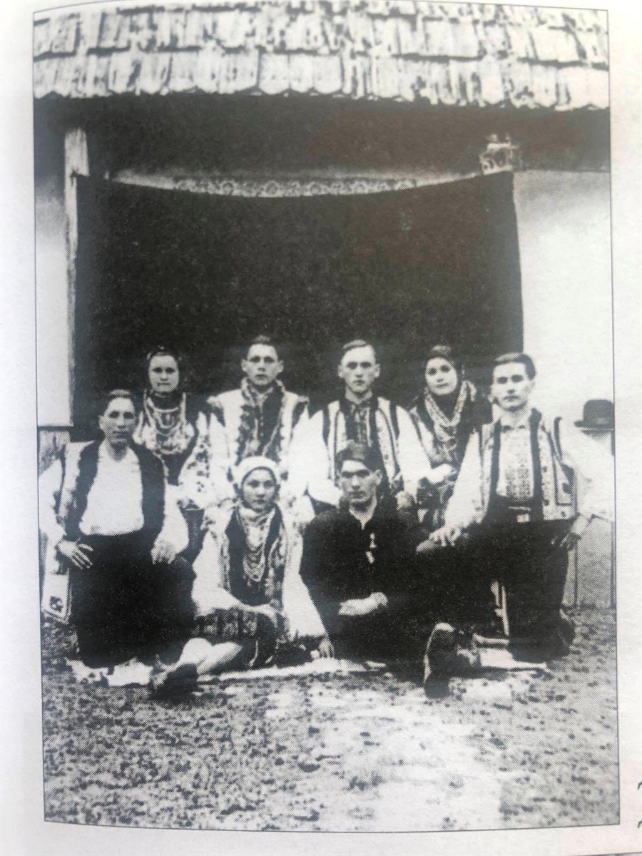 Драмгурток в Мамаївцях. 1940р. Дмитро Гнатюк вверху другий зліва. Марічка Островська сидить.