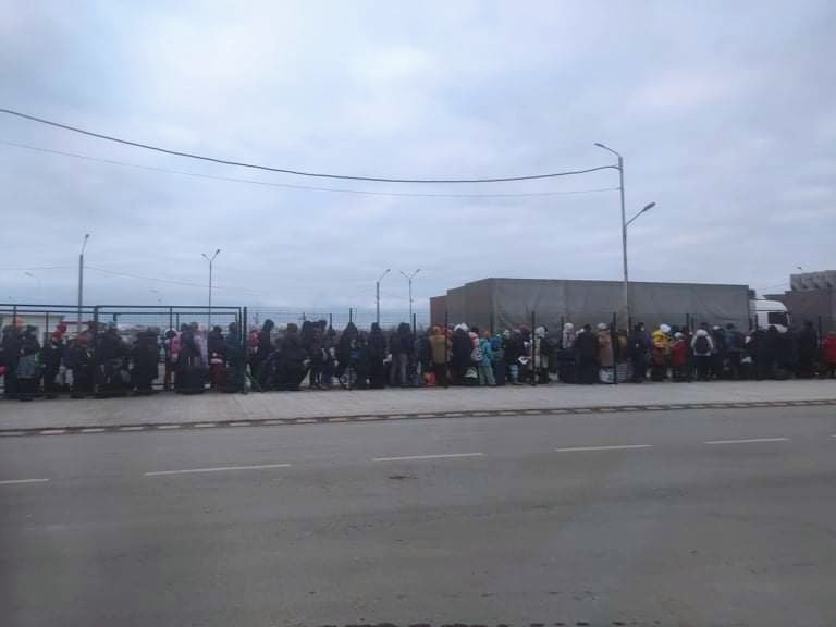 На пішому пернзоді до Румунії було близько сотні людей.