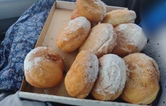 Пампушки, якими пригостив українську сім'ю в Румунії на  стоянці, були ще теплими і дуже смачними.