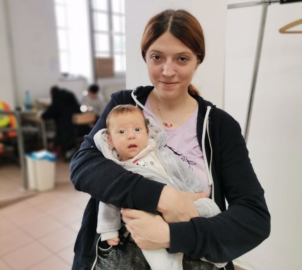 Соня з донькою у пункті гуманітарної допомоги.