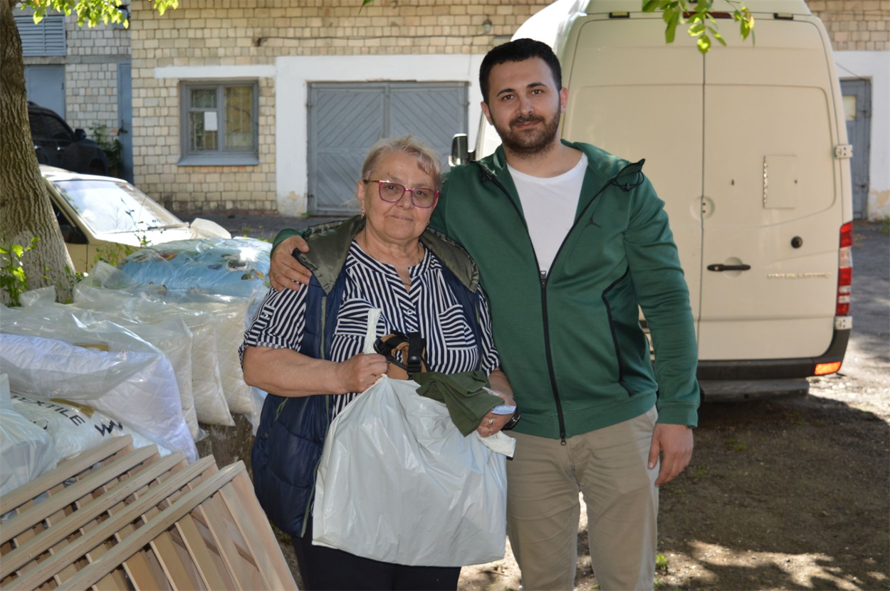 Народний депутат Максим Заремський і голова Кіцманського волонтерського центру допомоги Українській армії Ганна Юрбаш.