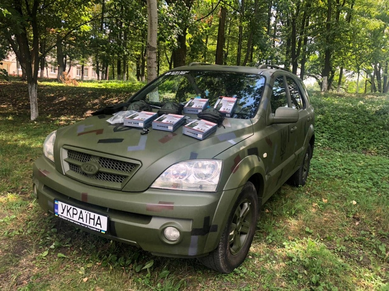 Речі першої необхідності, зокрема військові радіостанції, для буковинських захисників передав військовий комісар Олександр Товстий.