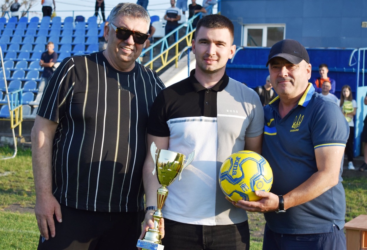 Президент ФК “Іванківці” Максим Максимюк отримує кубок чемпіонів. 