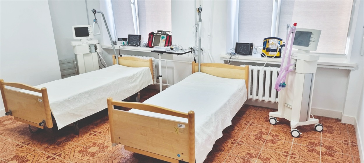 Функціональні медичні ліжка, отримані від БО "Свої", вже розміщують у палатах Кіцманської лікарні.