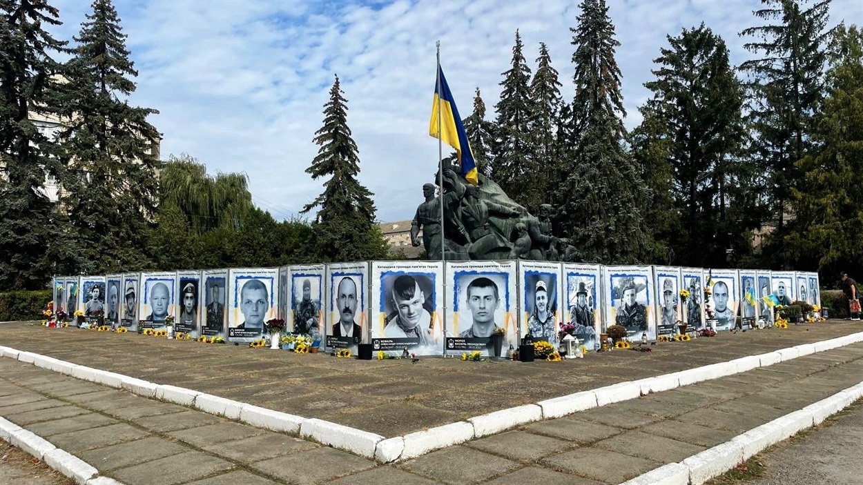 Алея Героїв з портретами загиблих бійців Хотинської громади