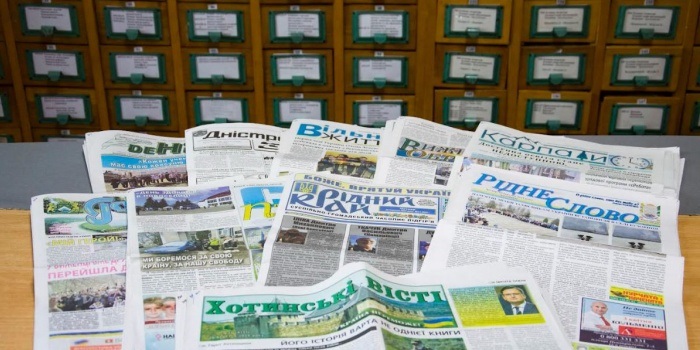 Через фінансові труднощі та несвоєчасне доставляння газет Укрпоштою, чимало редакцій призупинили вихід друкованих газет.